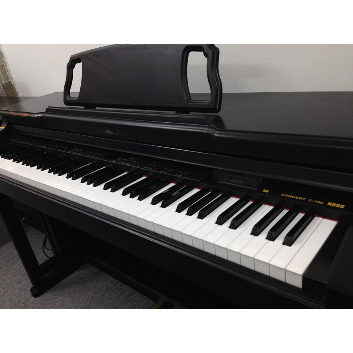 Đàn piano điện Korg C700 màu đen tại TÂN NHẠC CỤ, thiết kế 88 phím cổ điển phù hợp cho người mới tập đàn.