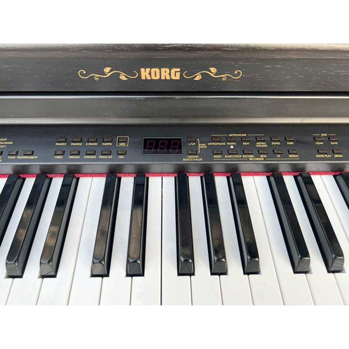 Bảng điều khiển và bàn phím đàn piano điện Korg C700 tại TÂN NHẠC CỤ với các nút chức năng và màn hình LED