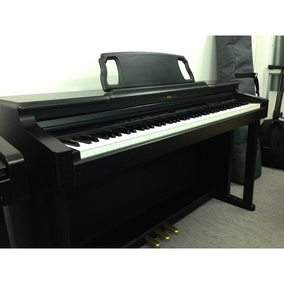 Đàn piano điện Korg C700 màu đen thiết kế cổ điển tại TÂN NHẠC CỤ, lựa chọn tiết kiệm cho người mới bắt đầu.