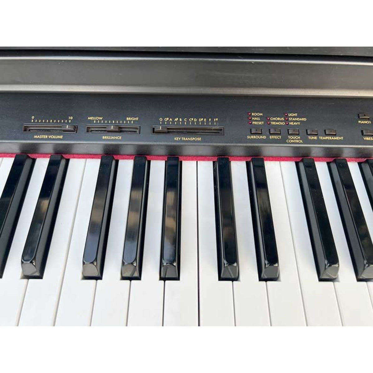 Bảng điều khiển và phím đàn piano điện Korg C700 tại TÂN NHẠC CỤ với các nút chỉnh âm lượng và hiệu ứng