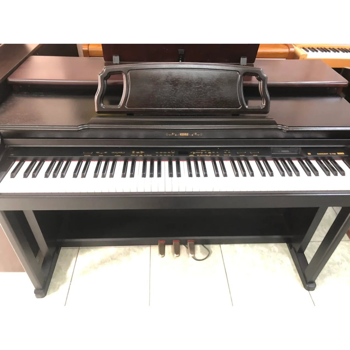 Đàn piano điện Korg C700 màu nâu gỗ sang trọng tại Tân Nhạc Cụ, thiết kế 88 phím chuẩn cho người mới tập