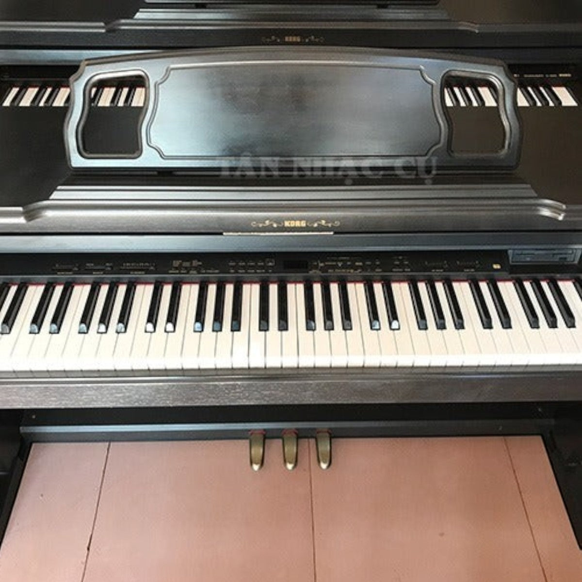 Đàn piano điện Korg C710 dáng tủ đứng màu đen tại TÂN NHẠC CỤ với 88 phím và giá để nhạc