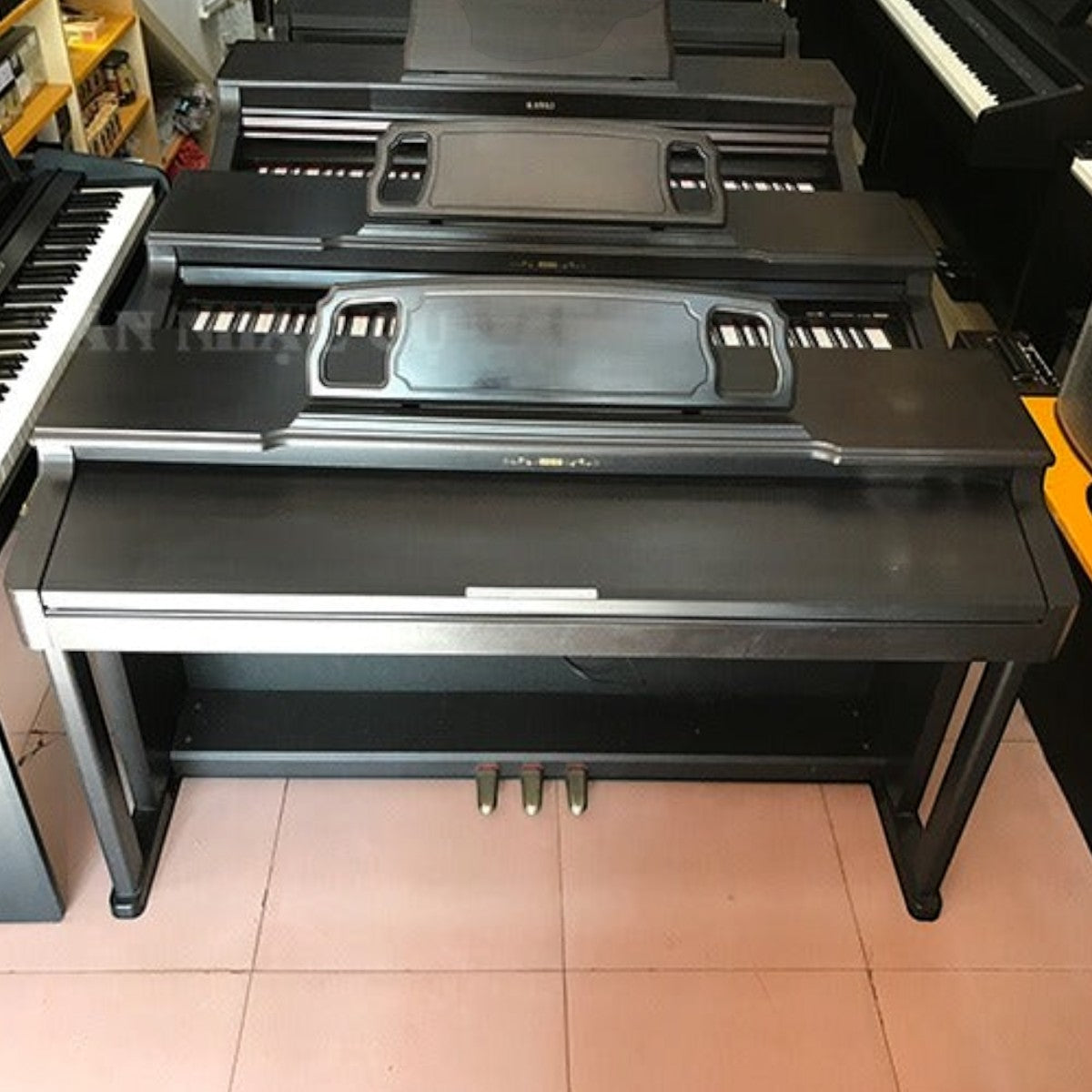 Đàn piano điện Korg C710 màu đen dáng tủ đứng tại TÂN NHẠC CỤ, thiết kế 88 phím cổ điển cho người mới học
