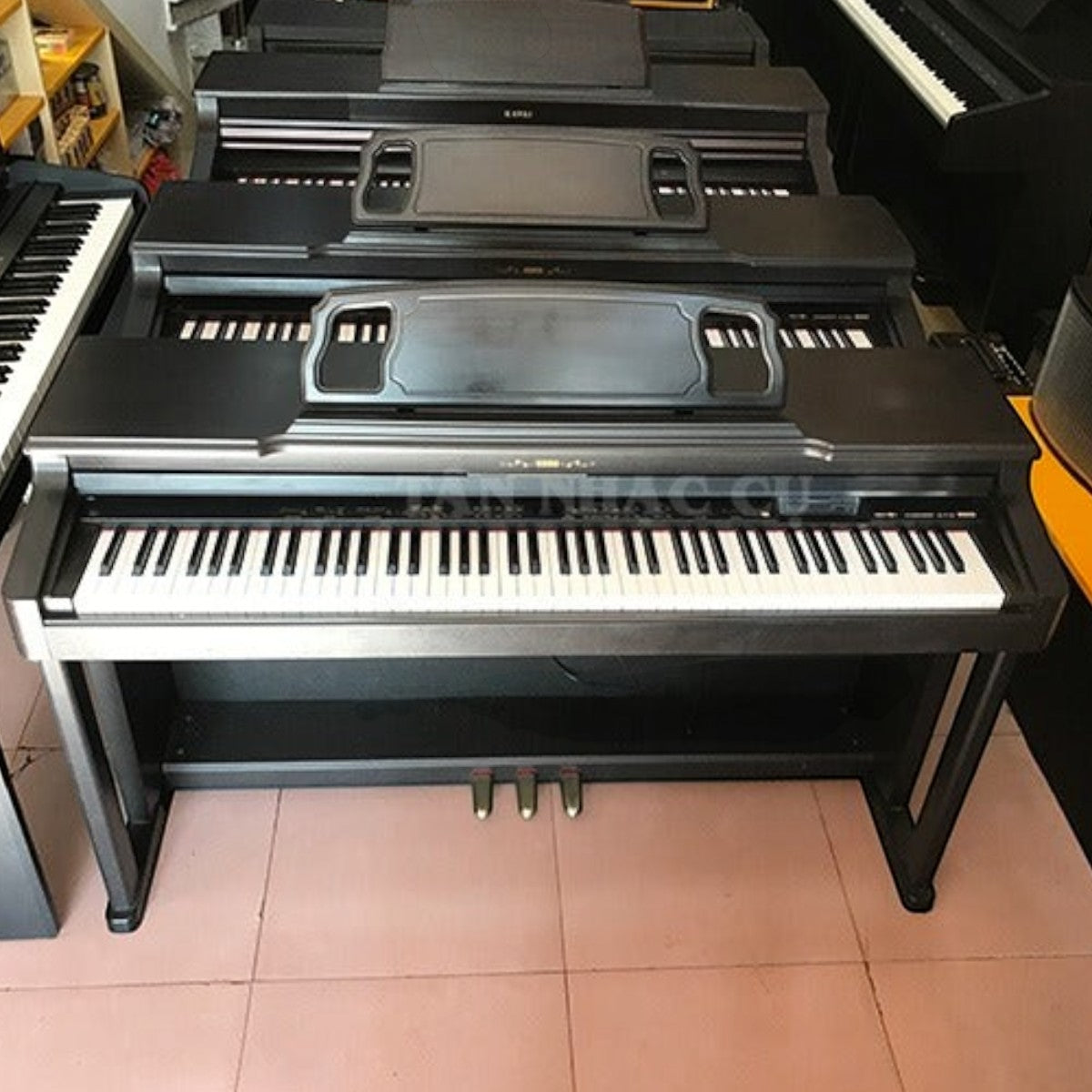 Đàn piano điện Korg C710 dáng tủ màu đen tại Tân Nhạc Cụ, thiết kế 88 phím chuẩn cho người mới bắt đầu học.