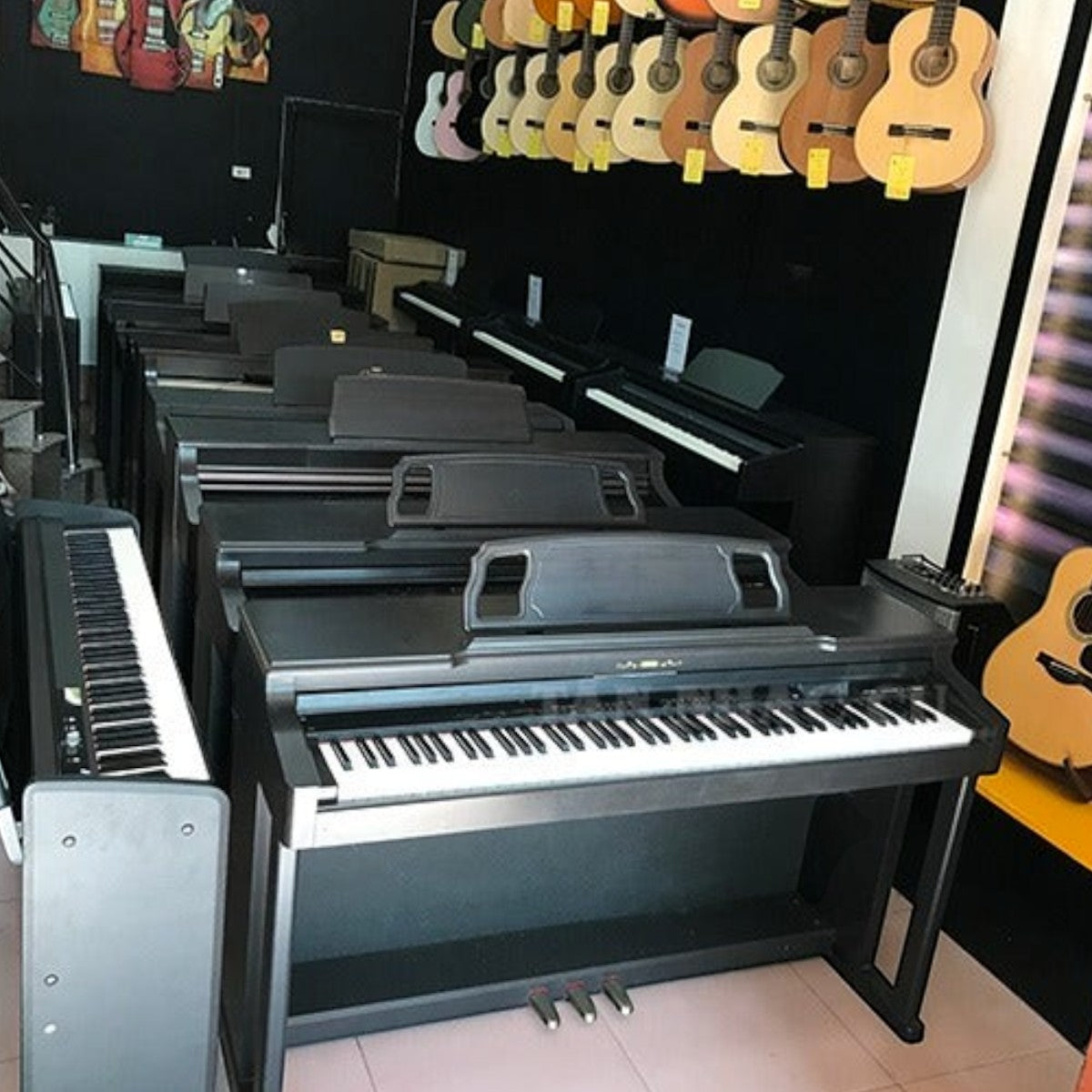 Đàn piano điện Korg C710 dáng tủ đứng màu đen tại showroom TÂN NHẠC CỤ