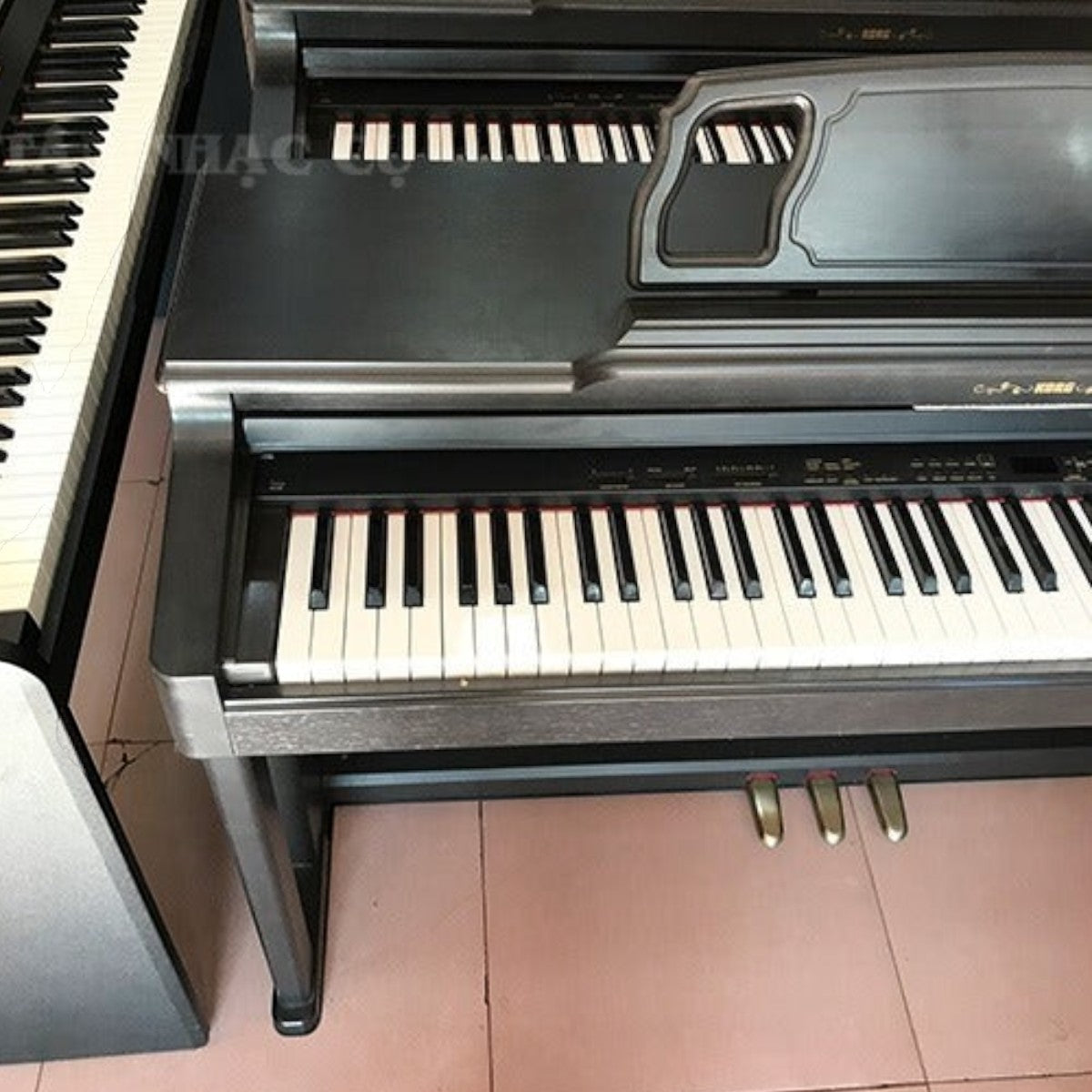 Đàn piano điện Korg C710 dáng tủ màu đen tại TÂN NHẠC CỤ, thiết kế 88 phím chuẩn cho người mới học.