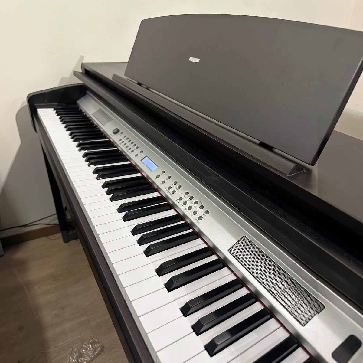 Đàn piano điện TÂN NHẠC CỤ Korg C-720 dáng tủ màu đen với bàn phím RH3 và bảng điều khiển màu bạc sang trọng