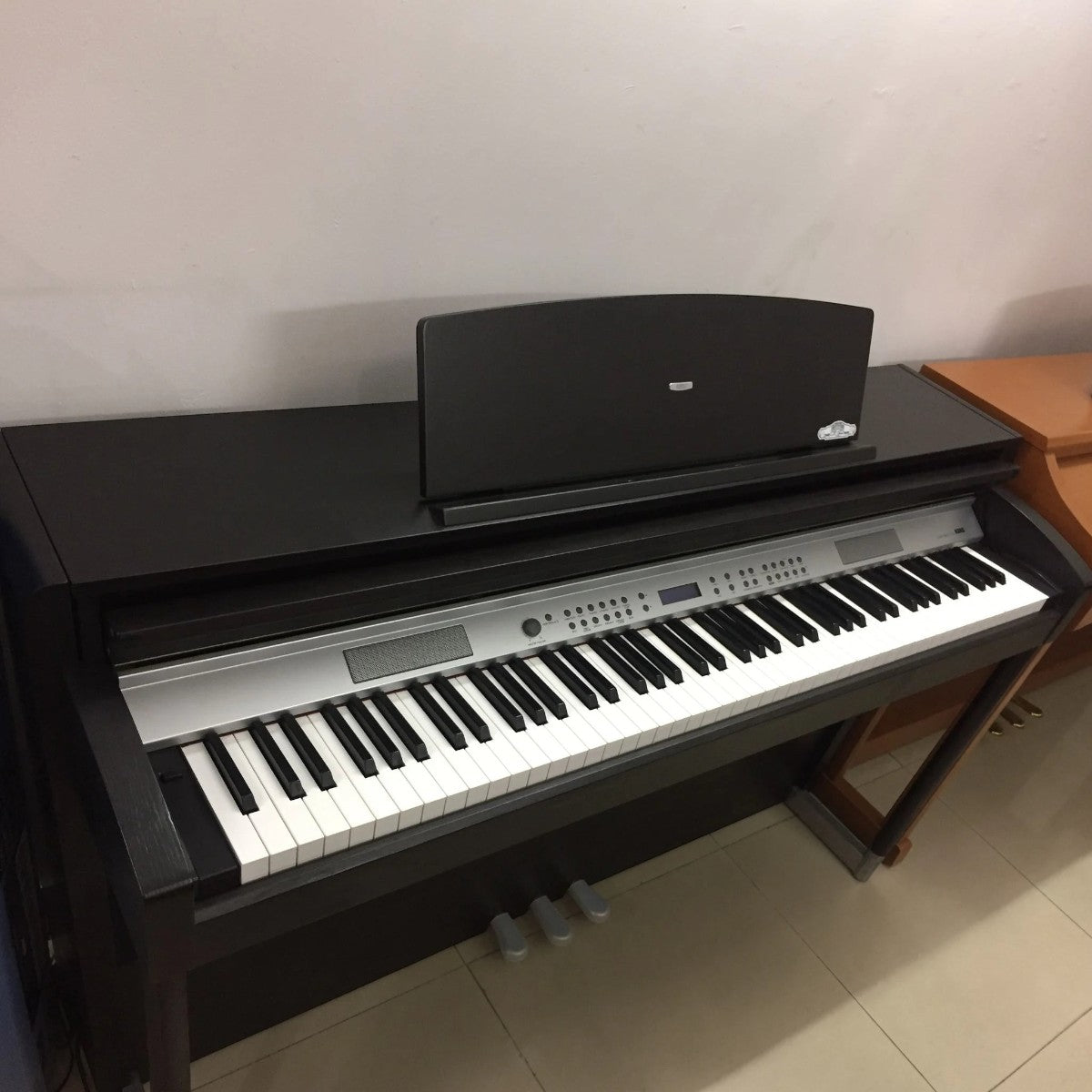 Đàn piano điện Korg C-720 cũ màu đen với bàn phím RH3 tại TÂN NHẠC CỤ