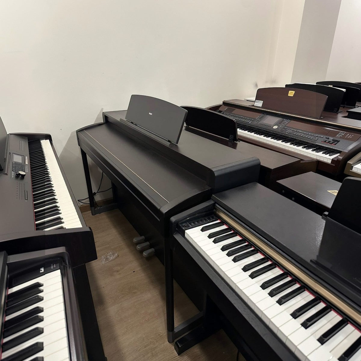 Đàn piano điện Korg C-720 dáng tủ màu đen tại showroom TÂN NHẠC CỤ với bàn phím RH3 và thiết kế sang trọng