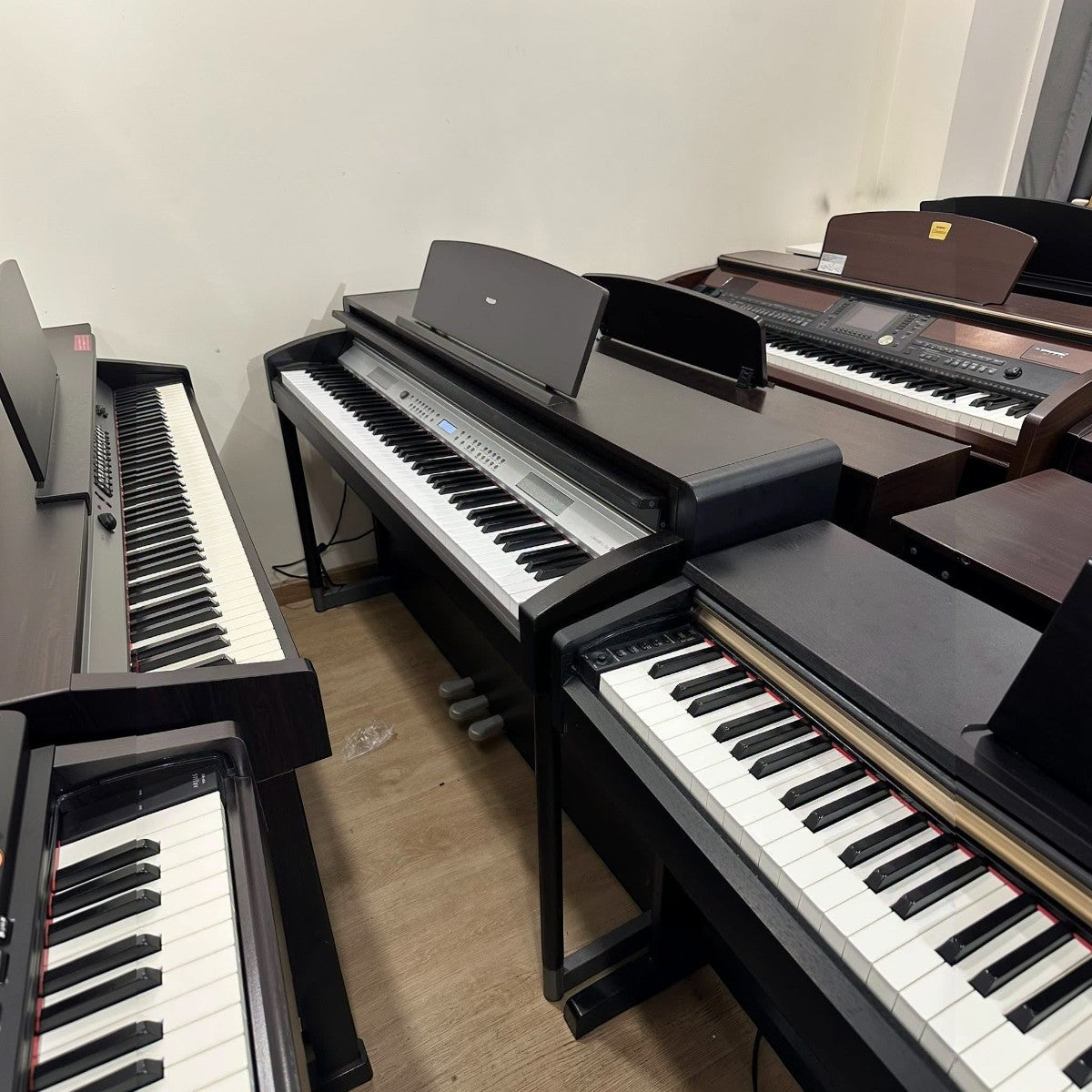 Đàn piano điện Korg C-720 dáng tủ màu đen tại showroom TÂN NHẠC CỤ với bàn phím RH3 và thiết kế sang trọng