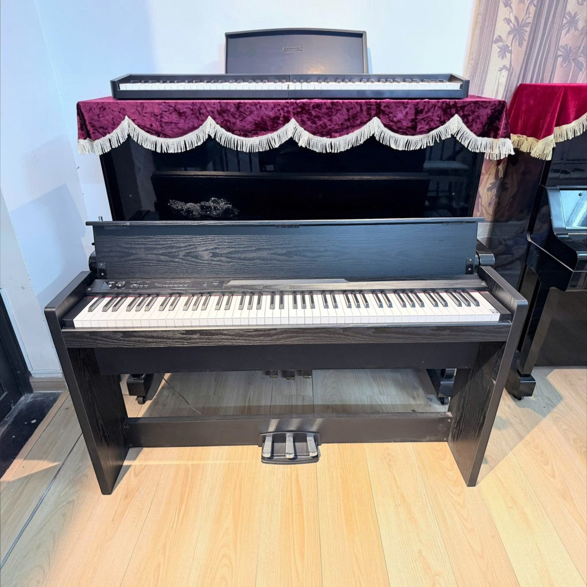Đàn piano điện Korg LP380 màu đen dáng tủ slim sang trọng tại cửa hàng Tân Nhạc Cụ
