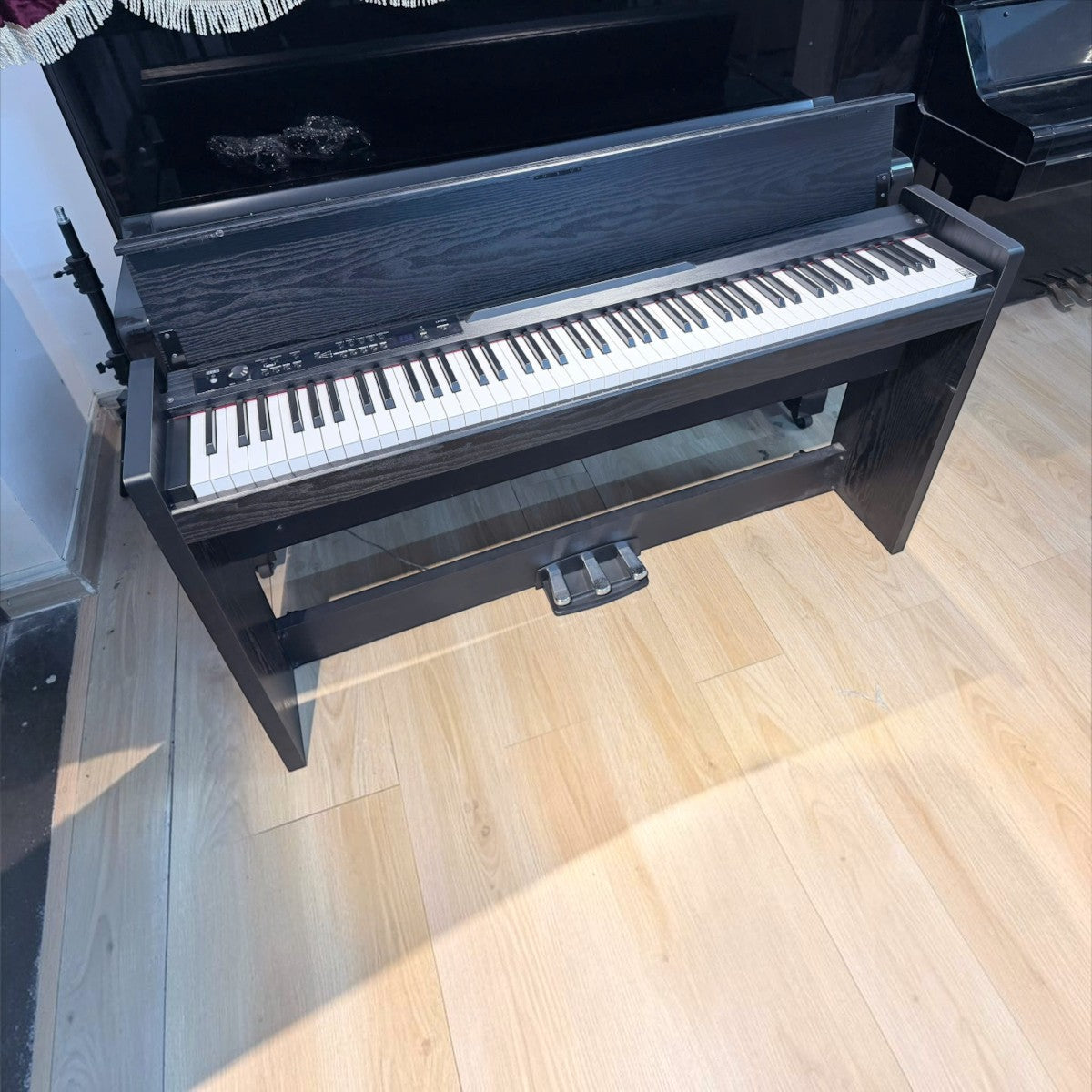 Đàn piano điện Korg LP380 màu đen dáng tủ slim với bàn phím búa RH3 cao cấp tại cửa hàng TÂN NHẠC CỤ