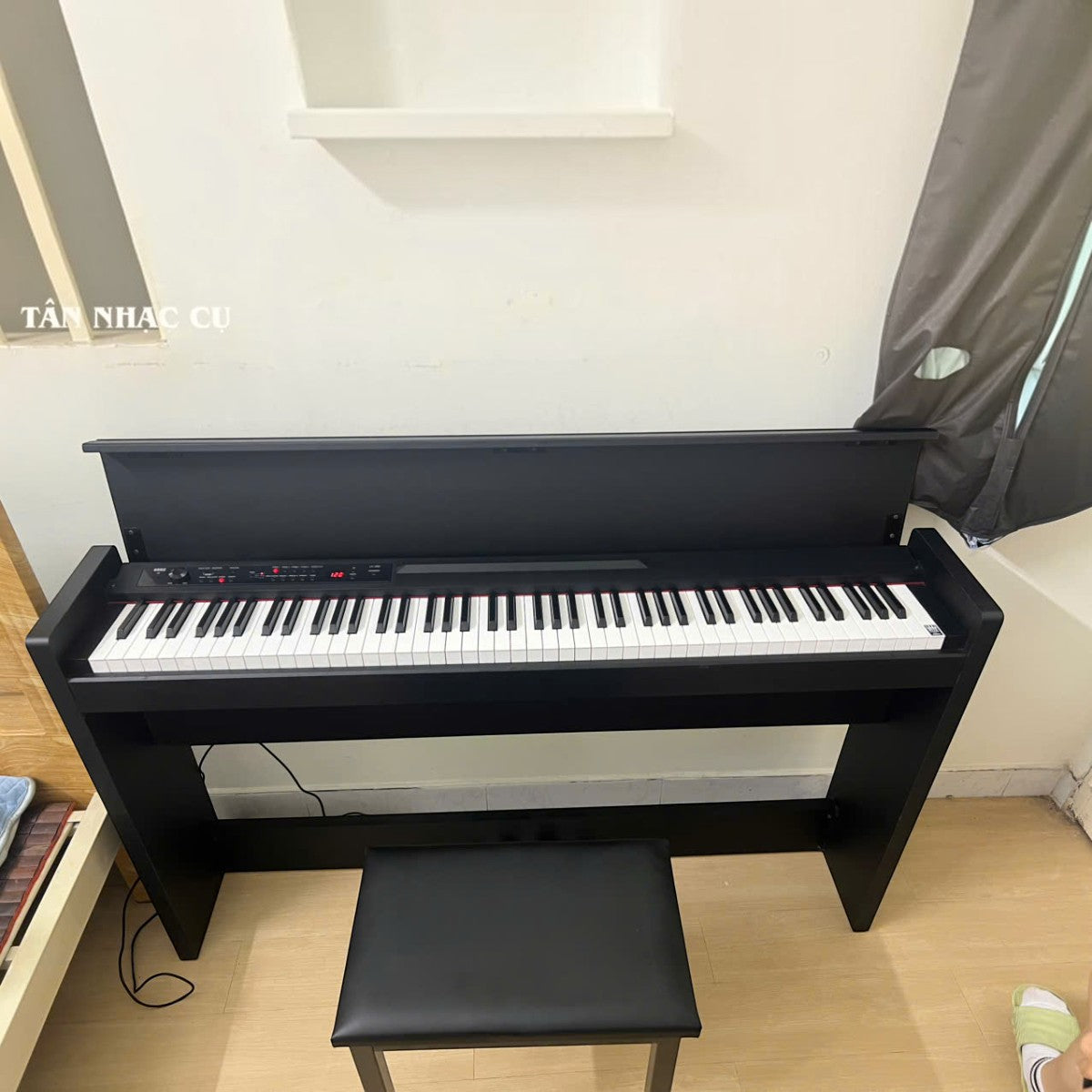 Đàn piano điện Korg LP380 màu đen dáng tủ slim tại TÂN NHẠC CỤ với bàn phím búa RH3 cao cấp và ghế đàn đi kèm