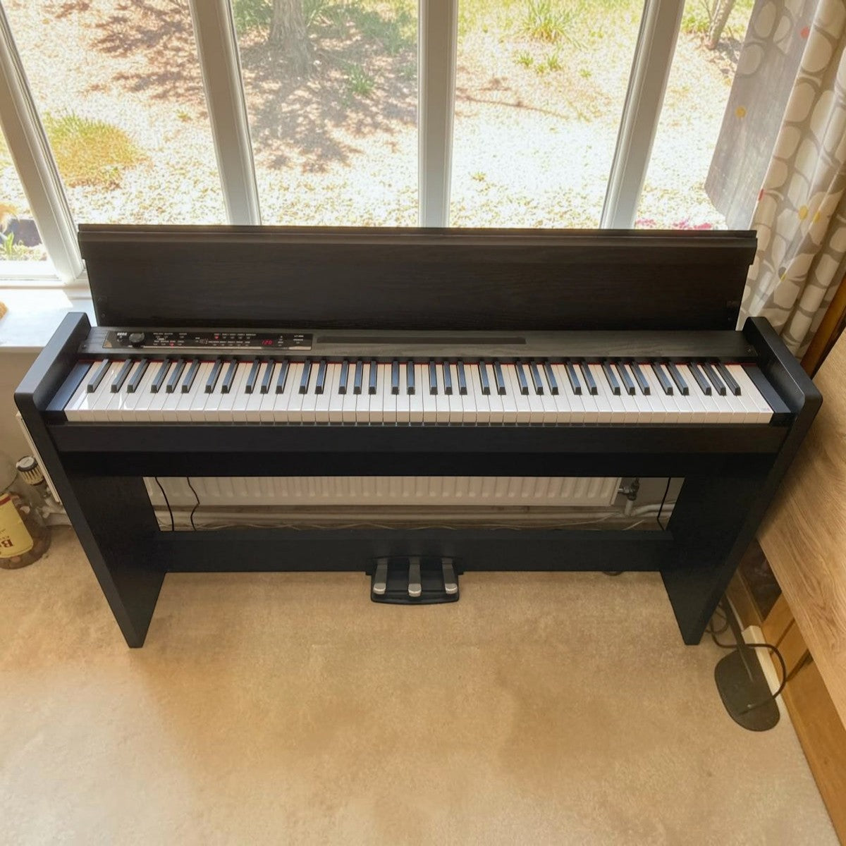 Đàn piano điện Korg LP380 màu đen dáng tủ slim tại Tân Nhạc Cụ với bàn phím búa RH3 cao cấp và 3 pedal