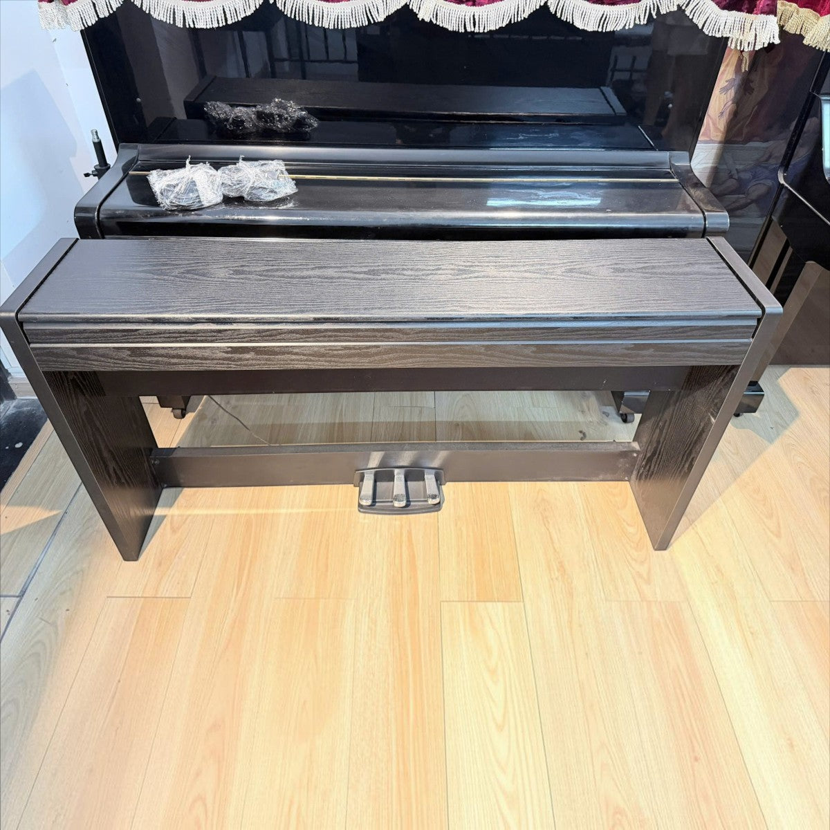Đàn piano điện Korg LP380 màu đen tại TÂN NHẠC CỤ với thiết kế dáng tủ slim gọn gàng và bàn phím búa RH3 cao cấp