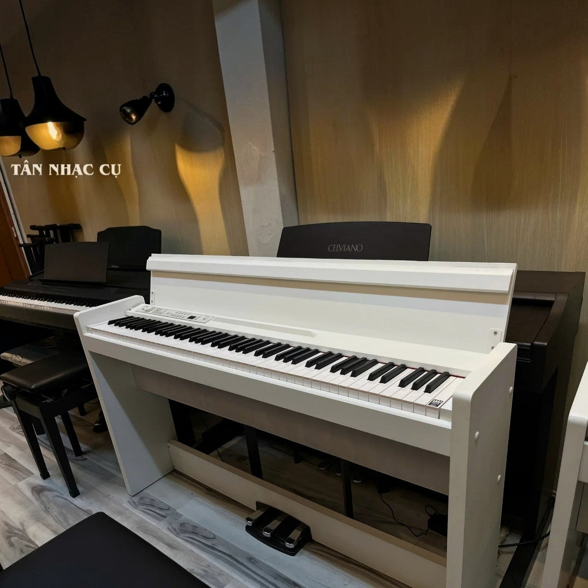 Đàn piano điện Korg LP380 màu trắng dáng tủ slim tại showroom TÂN NHẠC CỤ với bàn phím búa RH3 cao cấp