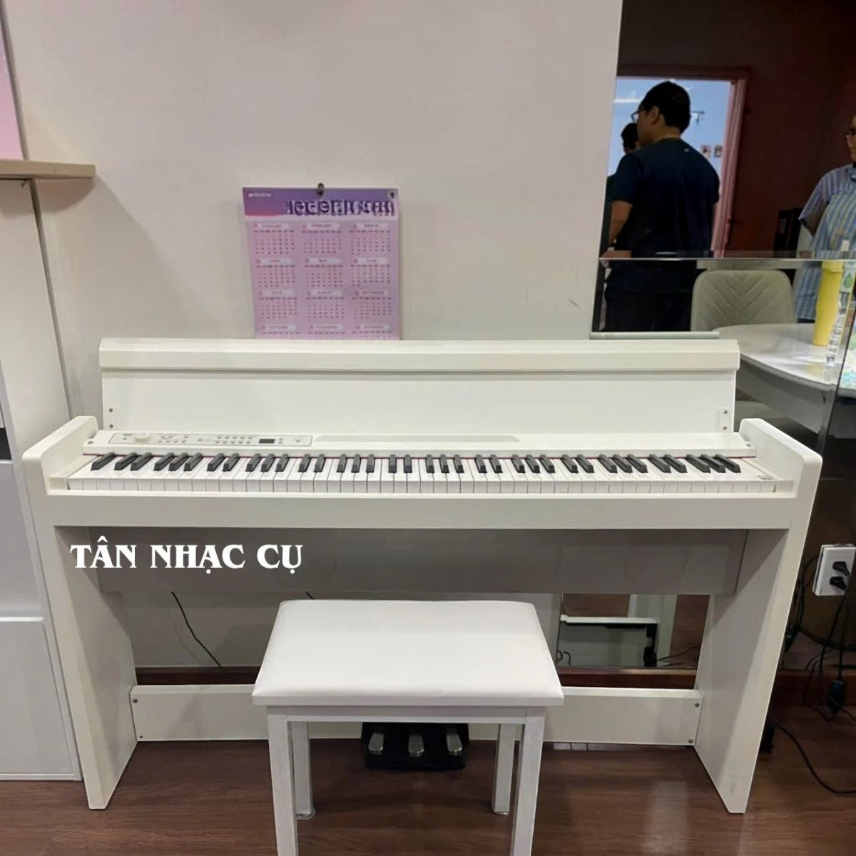 Đàn piano điện Korg LP380 màu trắng dáng tủ slim tại TÂN NHẠC CỤ với bàn phím búa RH3 cao cấp và ghế ngồi đi kèm