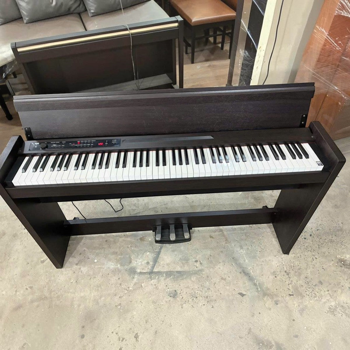 Đàn piano điện Korg LP380 màu nâu vân gỗ sang trọng với bàn phím búa RH3 cao cấp tại cửa hàng Tân Nhạc Cụ