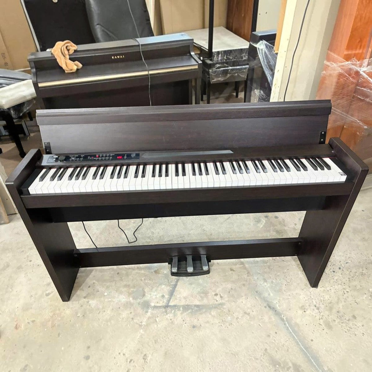 Đàn piano điện Korg LP380 màu nâu gỗ với thiết kế dáng tủ slim sang trọng tại cửa hàng TÂN NHẠC CỤ
