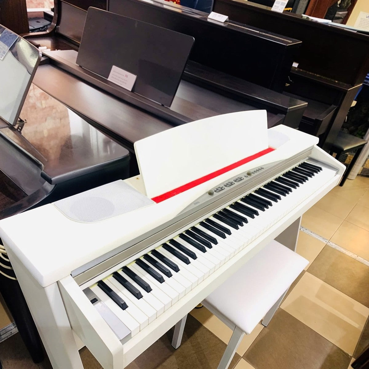 Đàn piano điện Korg NC500 màu trắng dáng console tại cửa hàng TÂN NHẠC CỤ với bàn phím búa RH2 và ghế đàn đi kèm