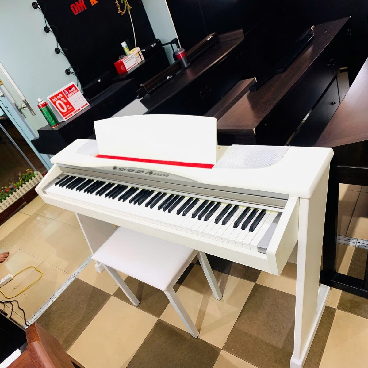 Đàn piano điện Korg NC500 màu trắng dáng console tại cửa hàng TÂN NHẠC CỤ, kèm ghế ngồi và bàn phím búa RH2.