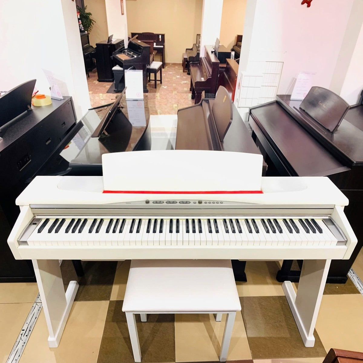 Đàn piano điện Korg NC500 màu trắng dáng console tại showroom TÂN NHẠC CỤ với bàn phím búa RH2 và ghế đàn đi kèm