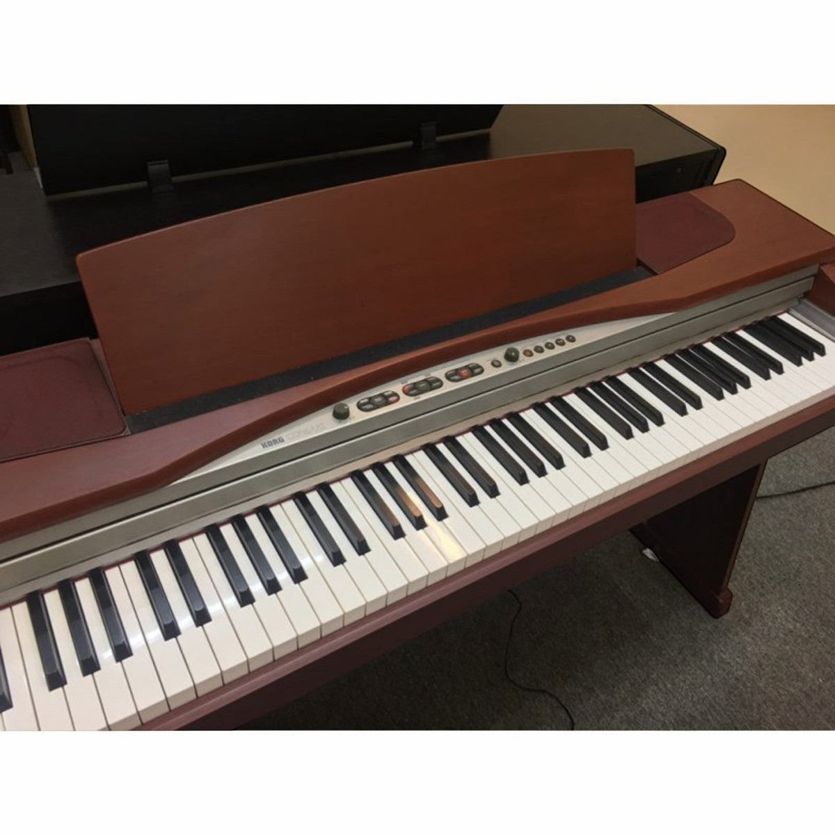 Đàn piano điện Korg NC500 dáng console màu gỗ sang trọng tại Tân Nhạc Cụ với bàn phím búa 88 phím