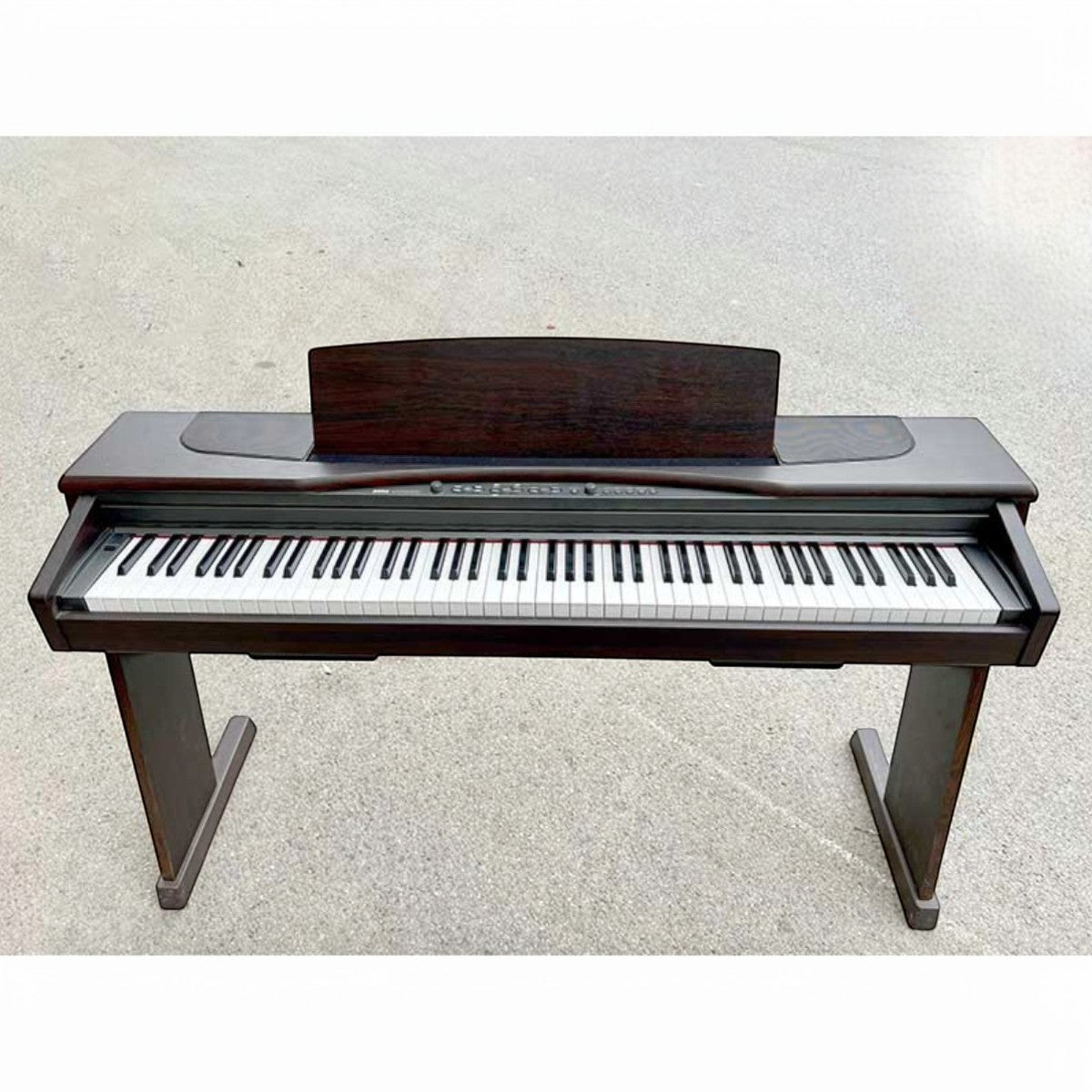 Đàn piano điện Korg NC500 dáng console màu nâu gỗ sang trọng tại TÂN NHẠC CỤ, thiết kế 88 phím búa RH2 chắc chắn.