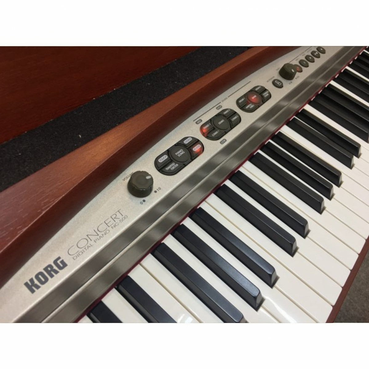Bảng điều khiển và bàn phím đàn piano điện Korg NC500 tại Tân Nhạc Cụ với thiết kế gỗ sang trọng