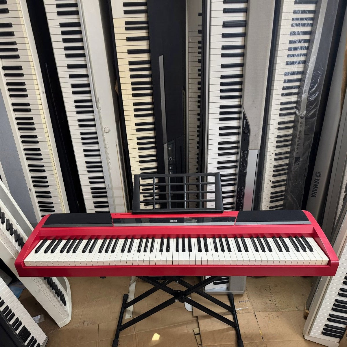 Đàn piano điện Korg SP170 màu đỏ nổi bật với bàn phím búa NH tại showroom TÂN NHẠC CỤ