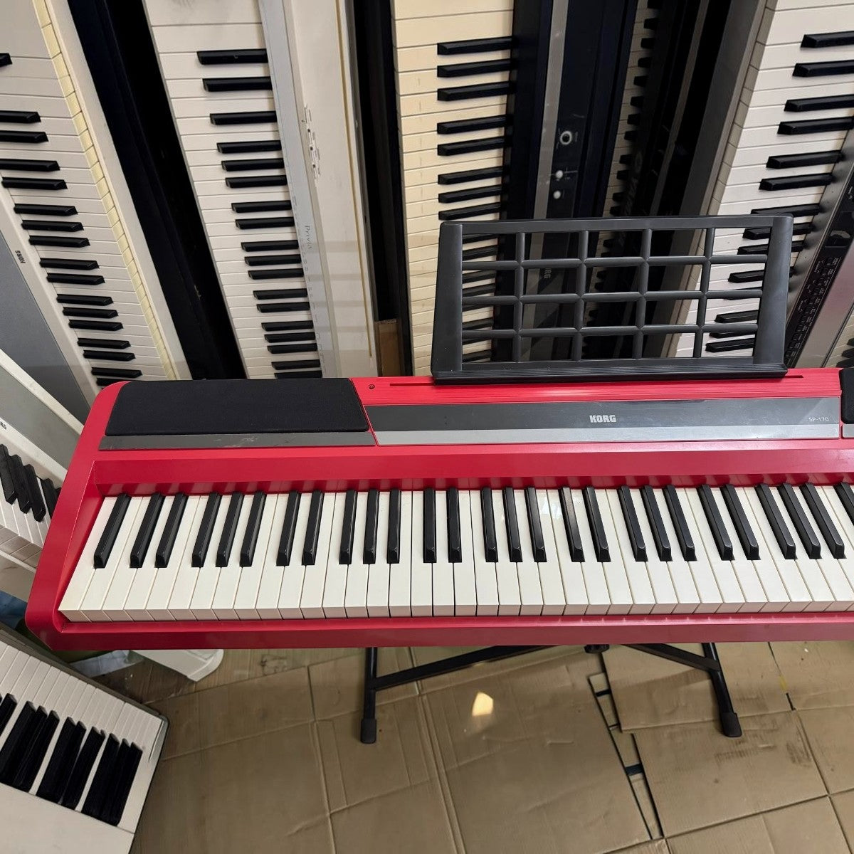 Đàn piano điện Korg SP170 màu đỏ tại TÂN NHẠC CỤ với bàn phím búa NH và loa tích hợp thiết kế tối giản