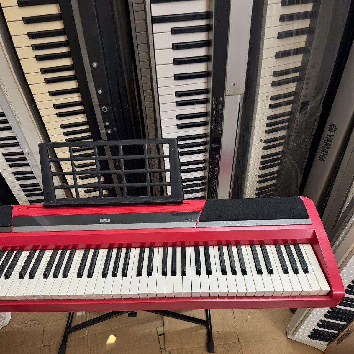 Đàn piano điện Korg SP170 màu đỏ nổi bật với bàn phím búa NH tại showroom TÂN NHẠC CỤ