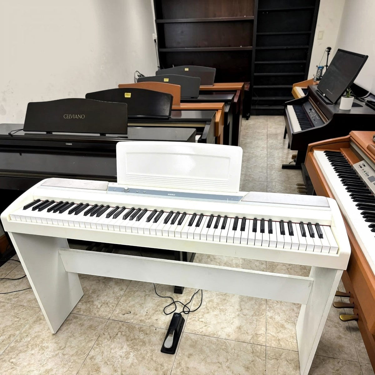 Đàn piano điện Korg SP170 màu trắng thiết kế tối giản, bàn phím búa NH tại showroom TÂN NHẠC CỤ