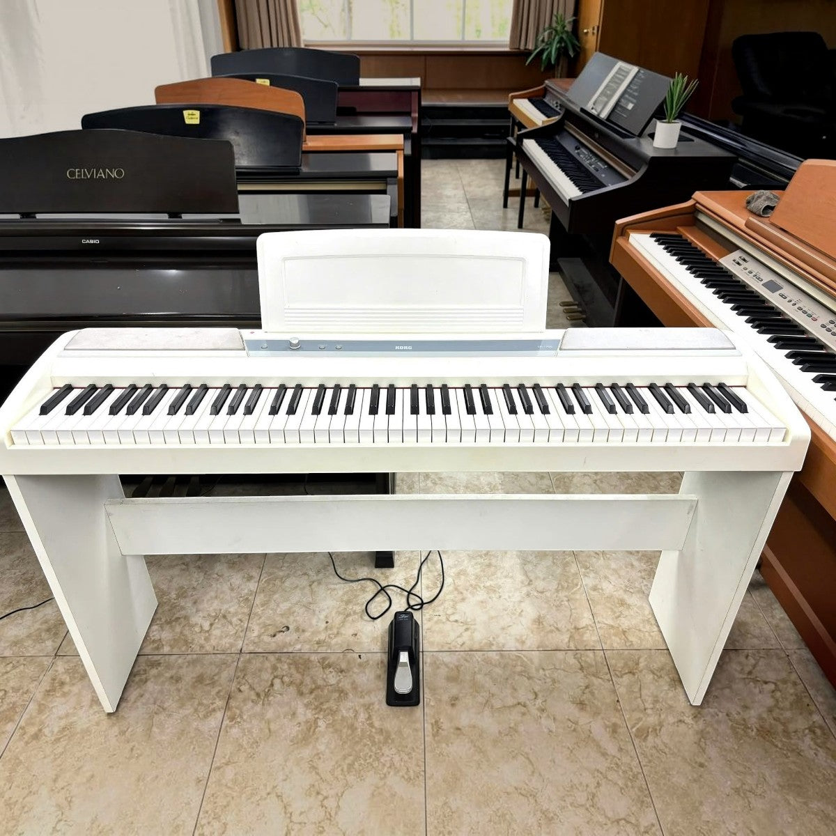Đàn piano điện Korg SP170 màu trắng thiết kế tối giản, bàn phím búa NH tại showroom TÂN NHẠC CỤ