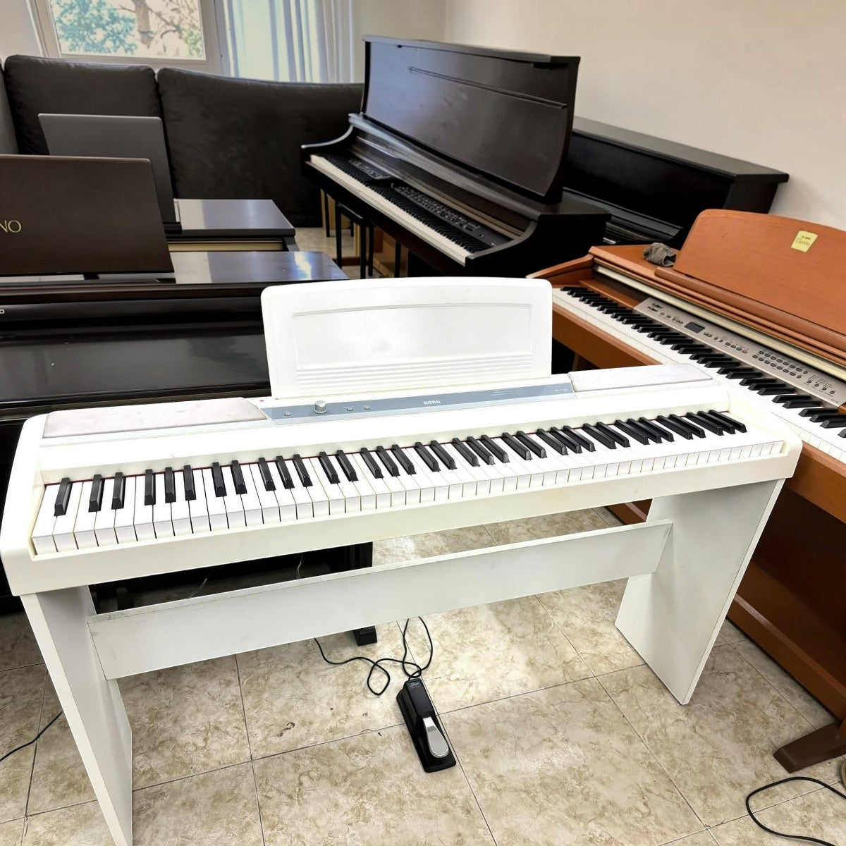 Đàn piano điện Korg SP170 màu trắng thiết kế tối giản tại showroom TÂN NHẠC CỤ