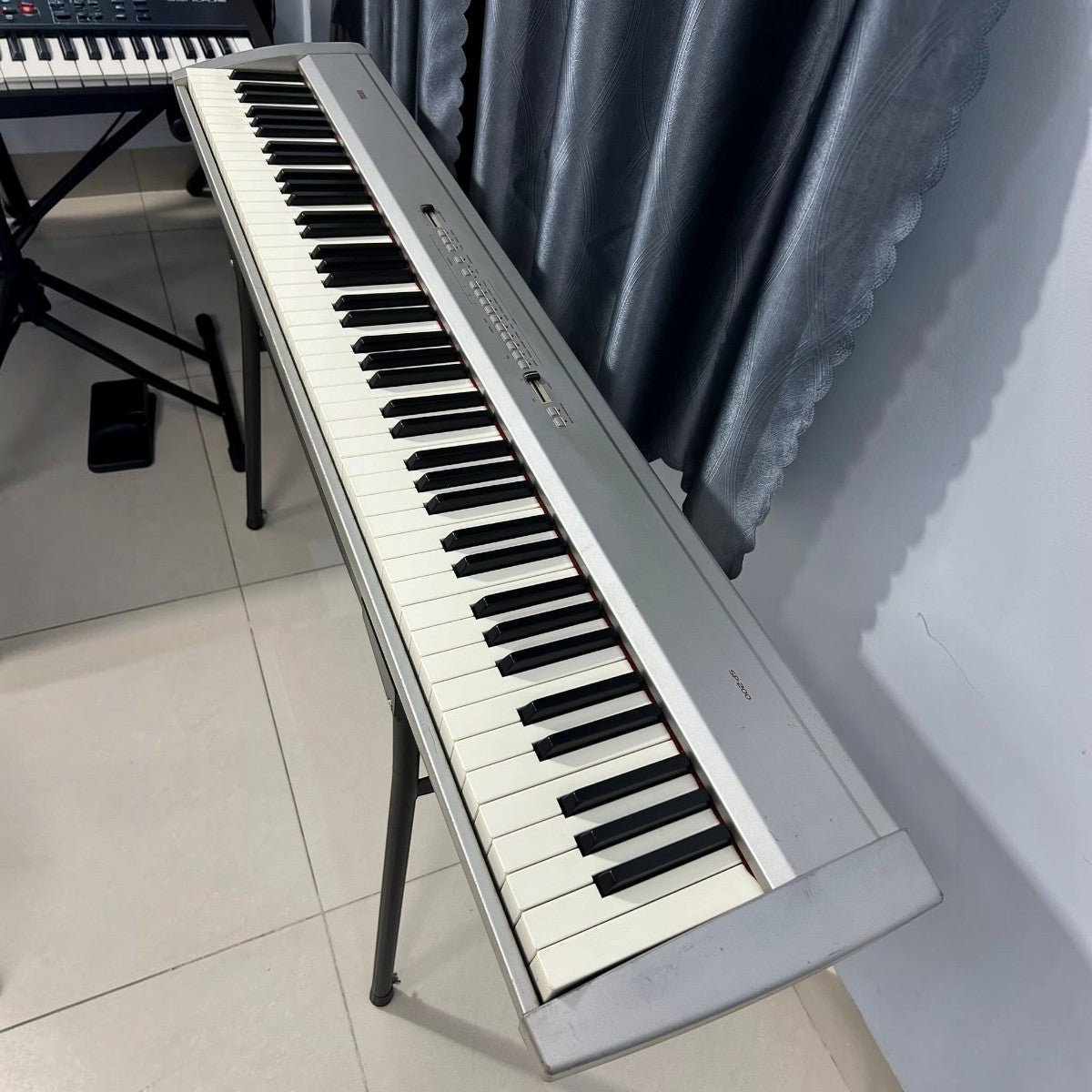 Đàn piano điện Korg SP200 màu bạc với 88 phím búa tại cửa hàng TÂN NHẠC CỤ