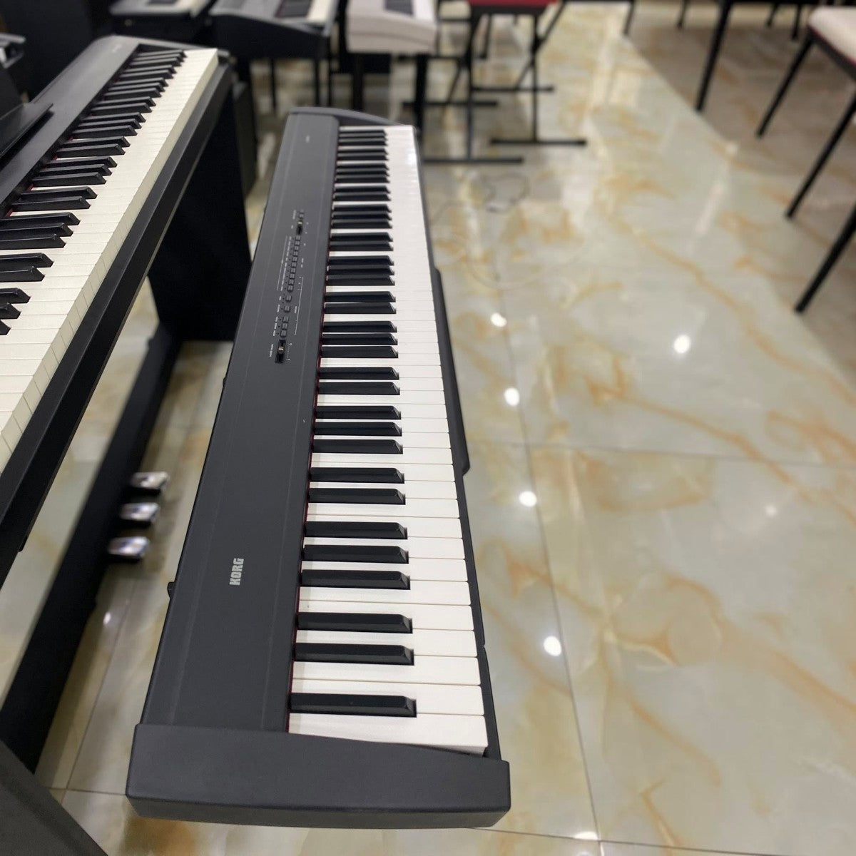 Đàn piano điện Korg SP200 màu đen với 88 phím búa tại showroom TÂN NHẠC CỤ