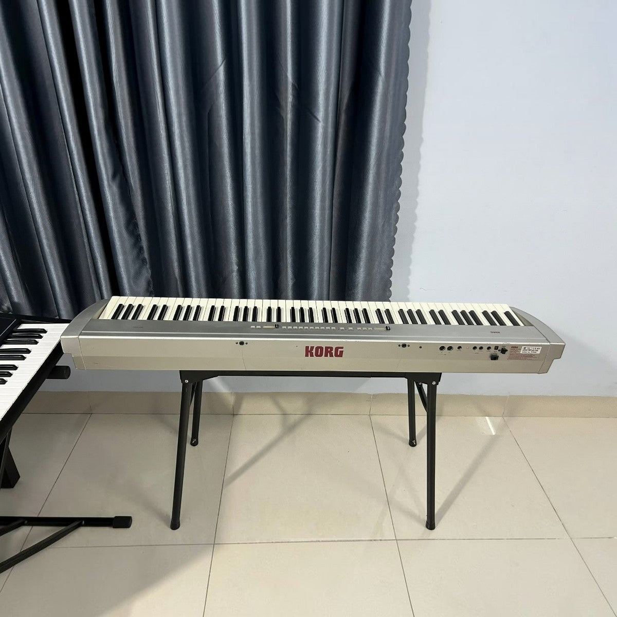 Đàn piano điện Korg SP200 màu bạc với 88 phím búa tại TÂN NHẠC CỤ, thiết kế stage piano gọn nhẹ