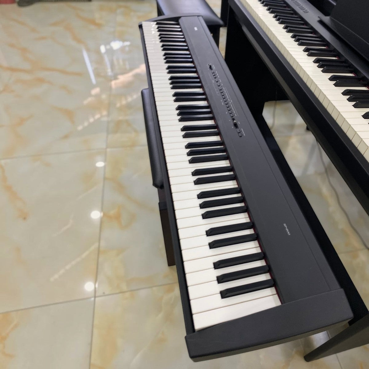 Đàn piano điện Korg SP200 màu đen với 88 phím búa tại showroom TÂN NHẠC CỤ