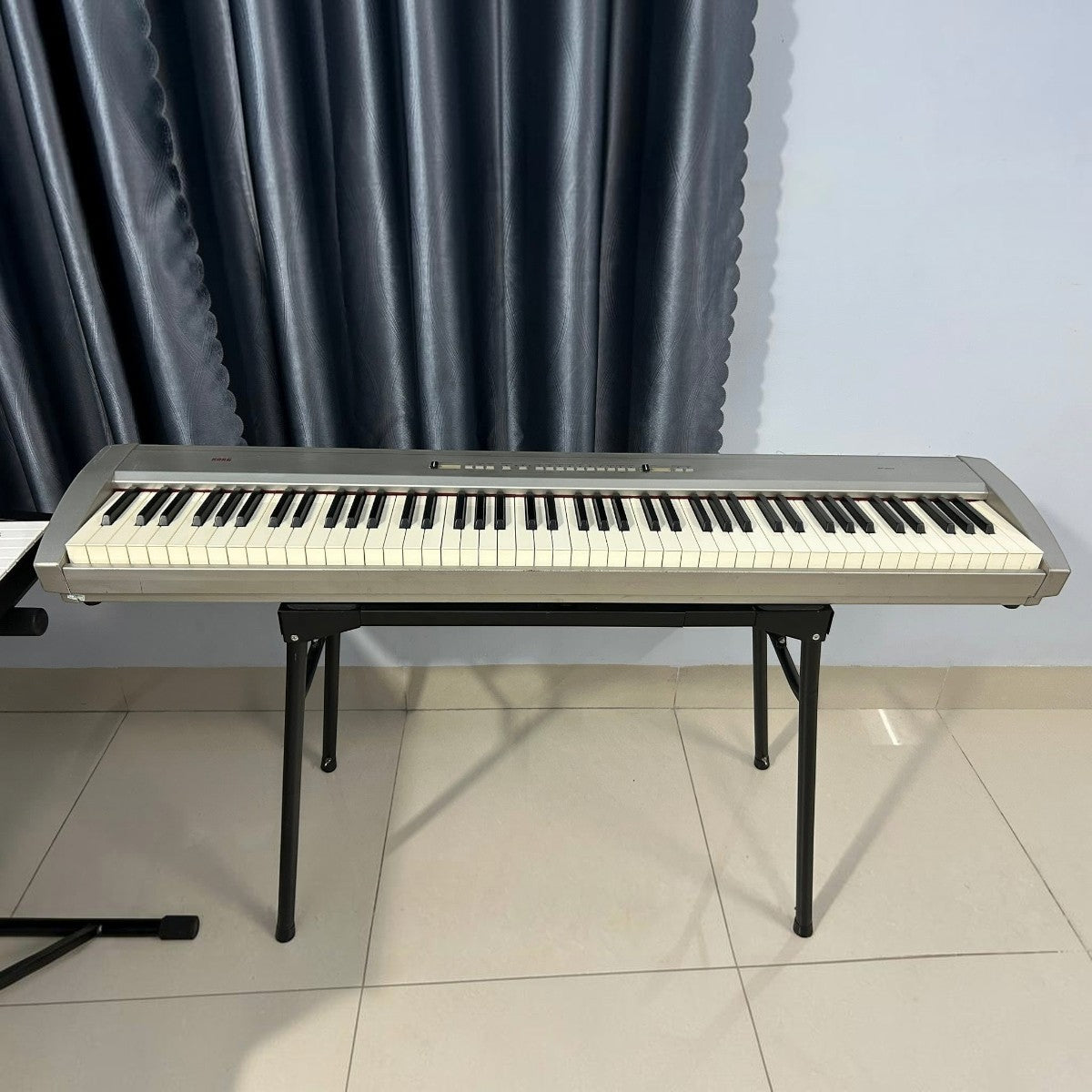 Đàn piano điện Korg SP200 màu bạc với 88 phím búa tại showroom TÂN NHẠC CỤ, thiết kế stage piano gọn nhẹ