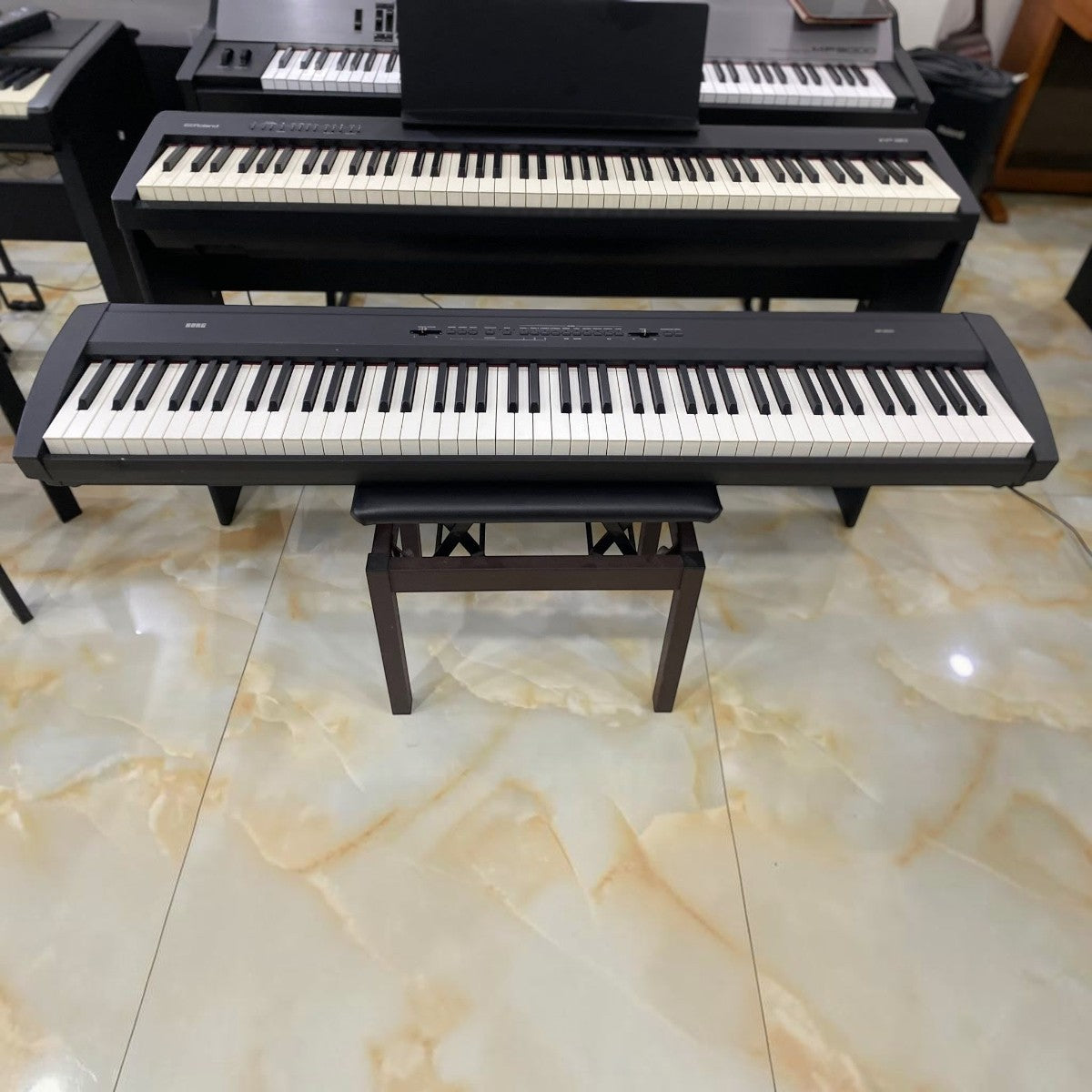 Đàn piano điện Korg SP200 màu đen tại showroom TÂN NHẠC CỤ với thiết kế stage piano 88 phím búa gọn nhẹ
