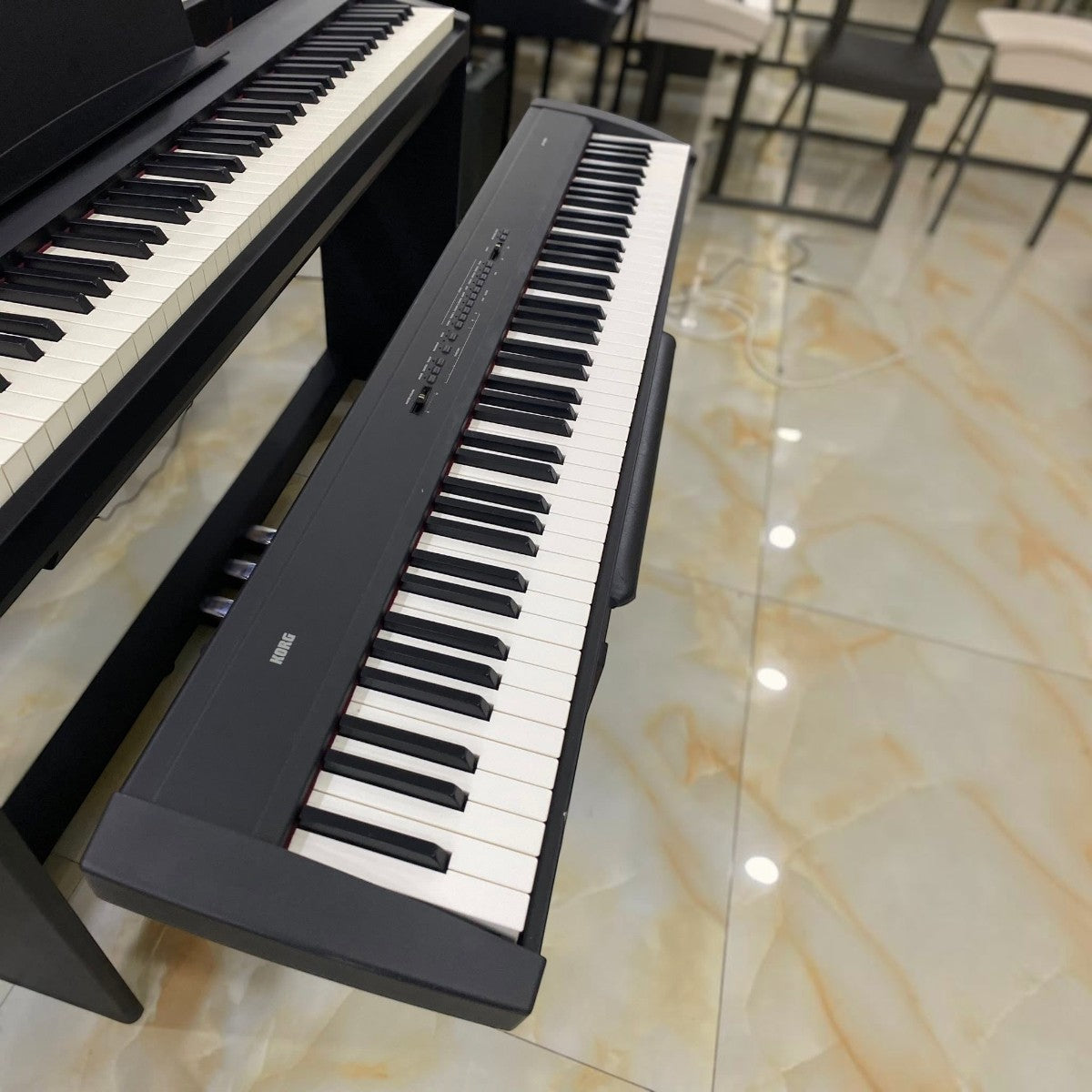 Đàn piano điện Korg SP200 màu đen với 88 phím búa tại showroom TÂN NHẠC CỤ
