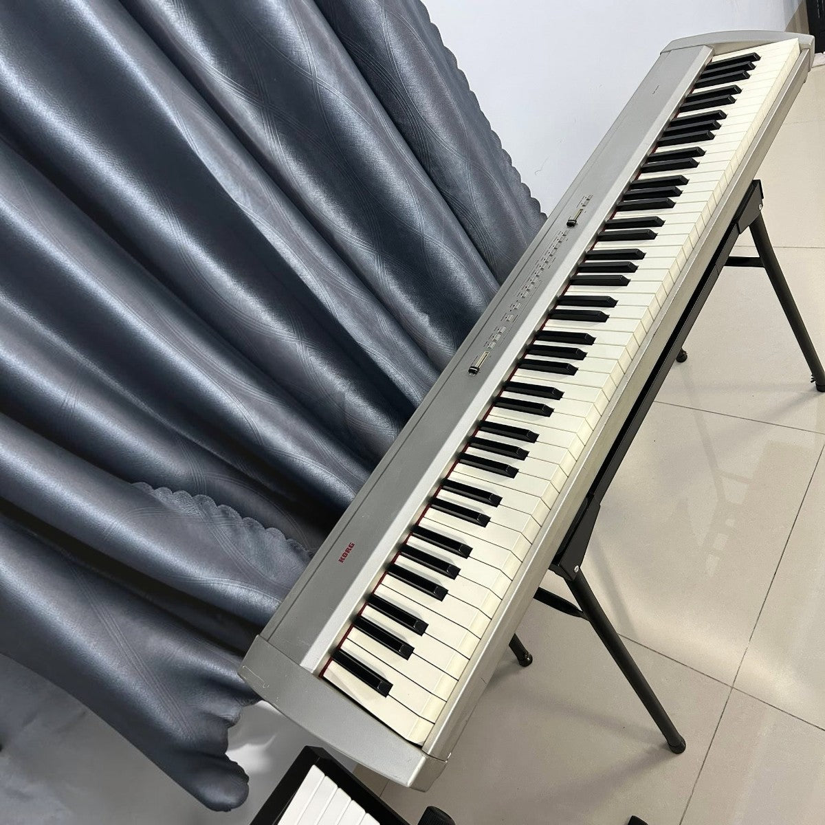 Đàn piano điện Korg SP200 màu bạc với 88 phím búa tại cửa hàng TÂN NHẠC CỤ, thiết kế gọn nhẹ cho biểu diễn