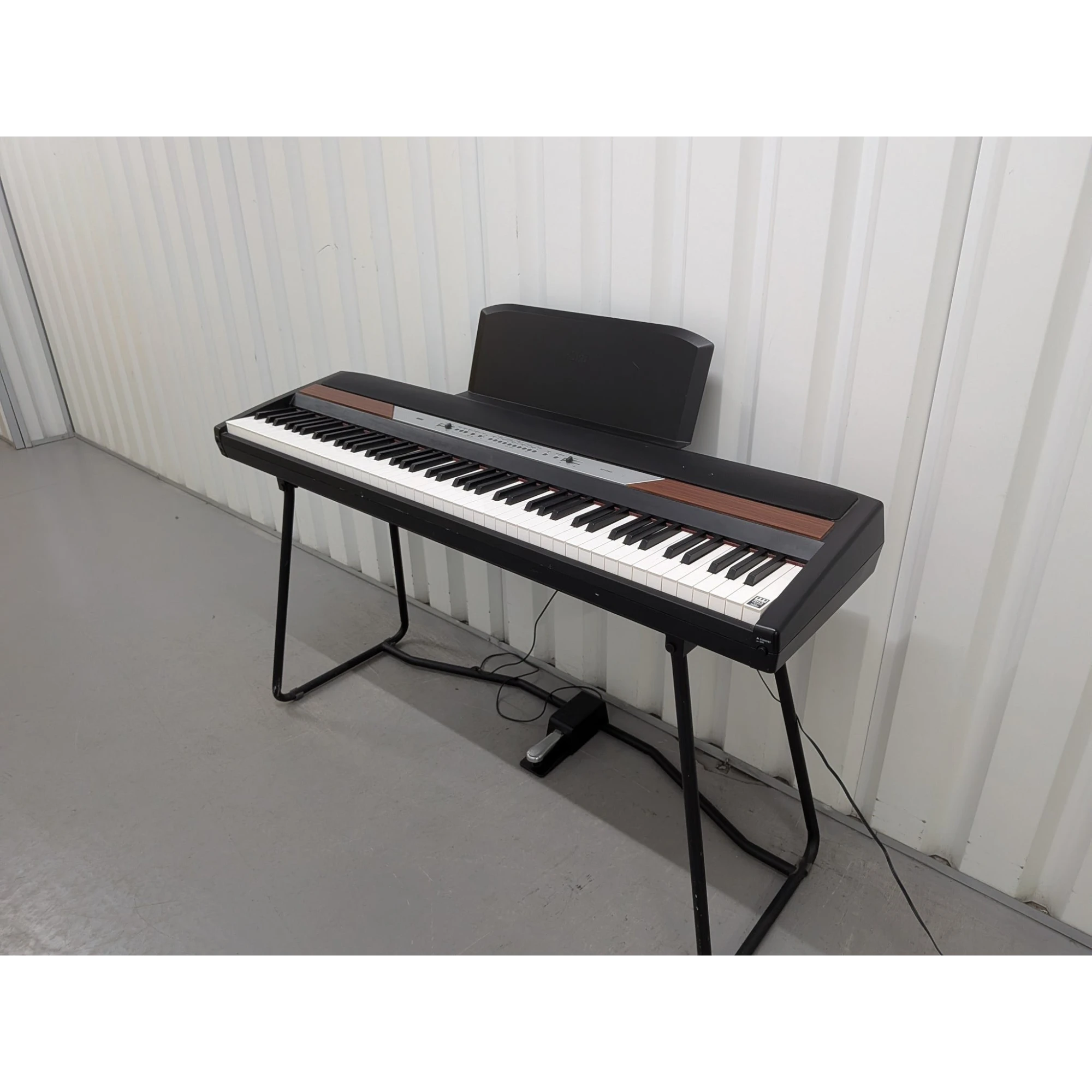 Đàn piano điện Korg SP-250 màu đen với chân đứng và pedal tại TÂN NHẠC CỤ
