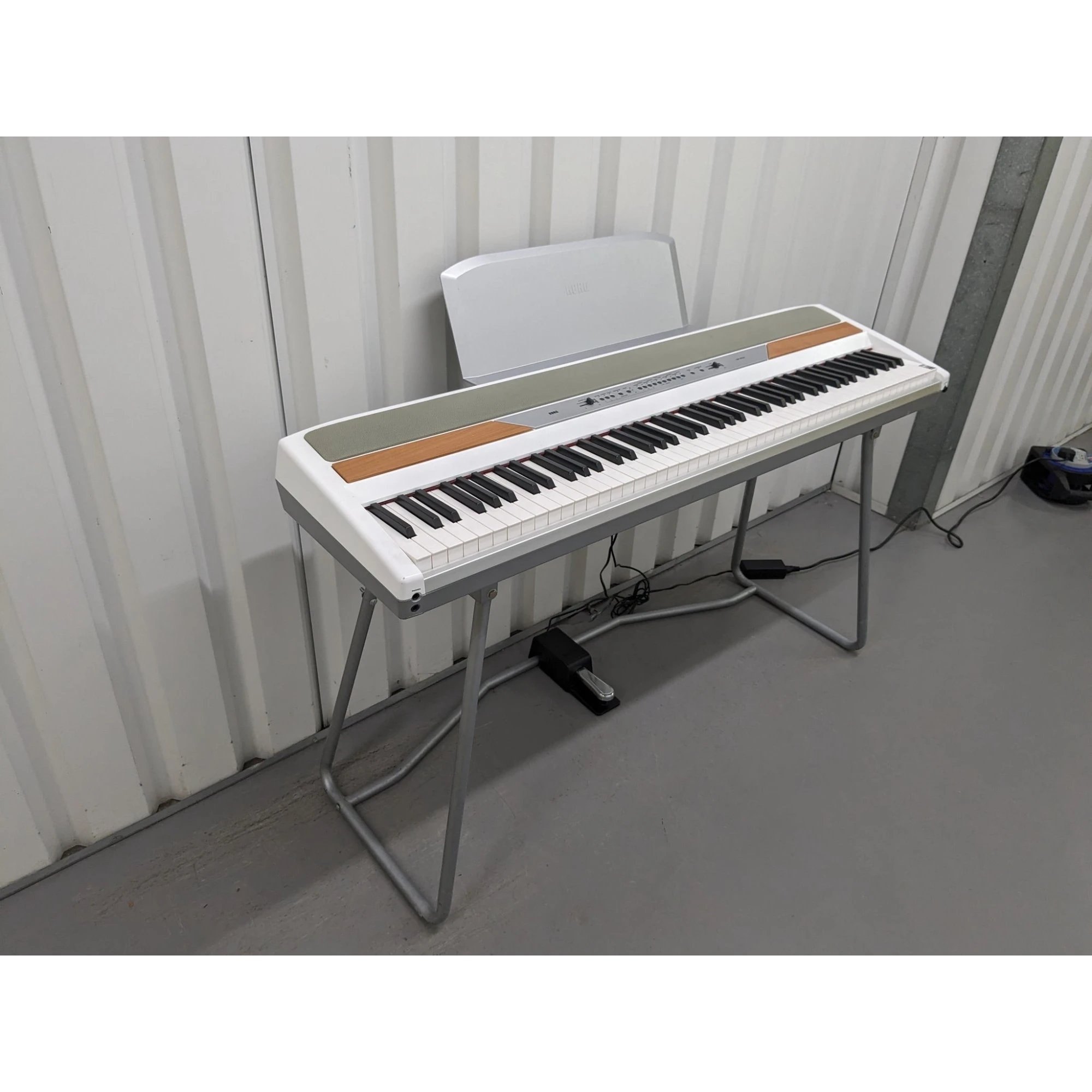 Đàn piano điện Korg SP-250 màu trắng thiết kế gọn gàng kèm chân đứng và pedal tại cửa hàng TÂN NHẠC CỤ