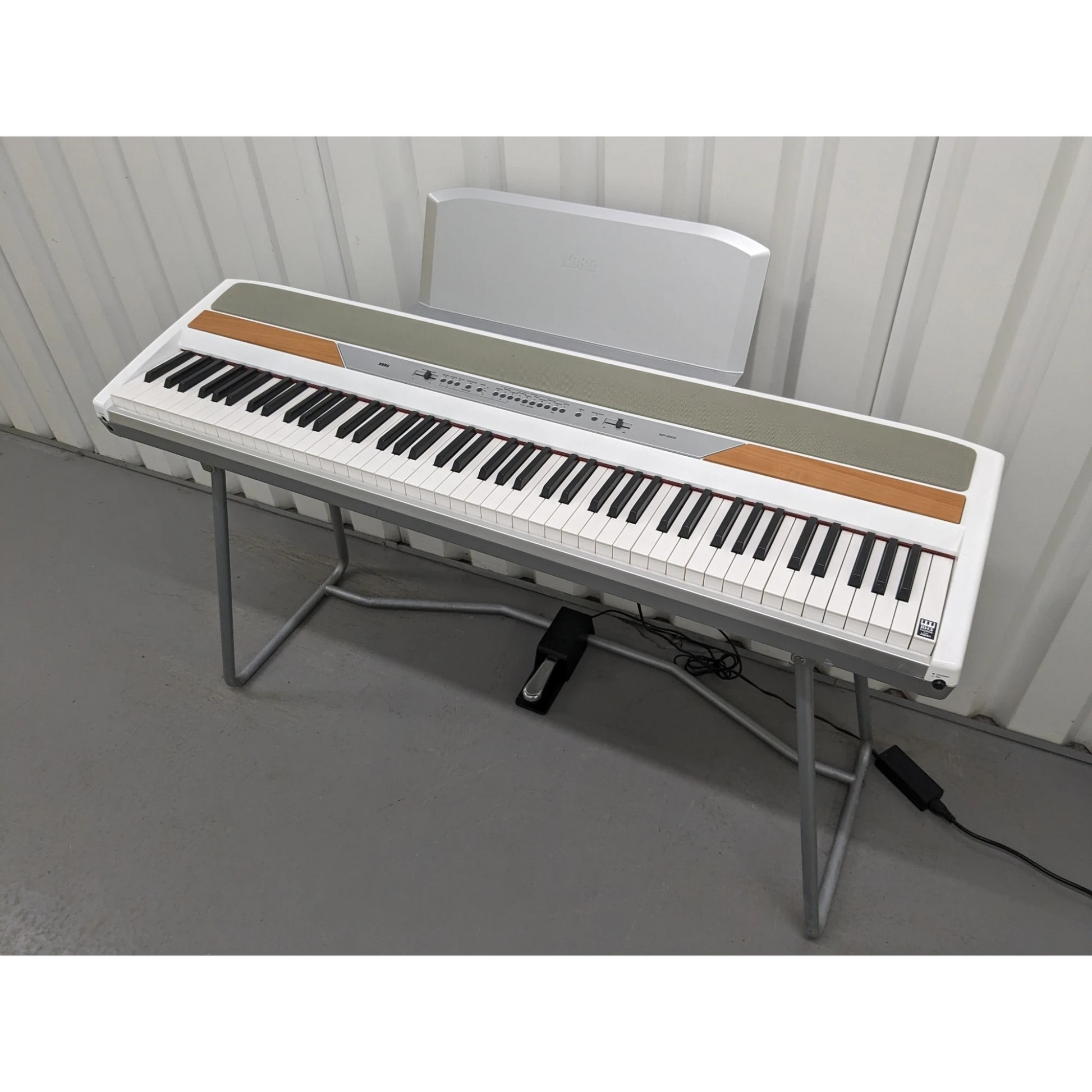 Đàn piano điện TÂN NHẠC CỤ Korg SP-250 màu trắng thiết kế gọn kèm chân đứng và pedal damper