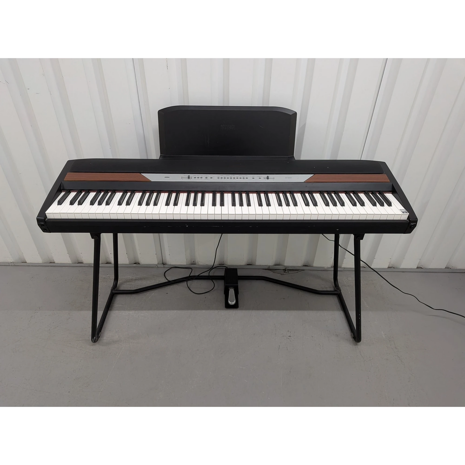Đàn piano điện Korg SP-250 màu đen với chân đứng và pedal tại TÂN NHẠC CỤ