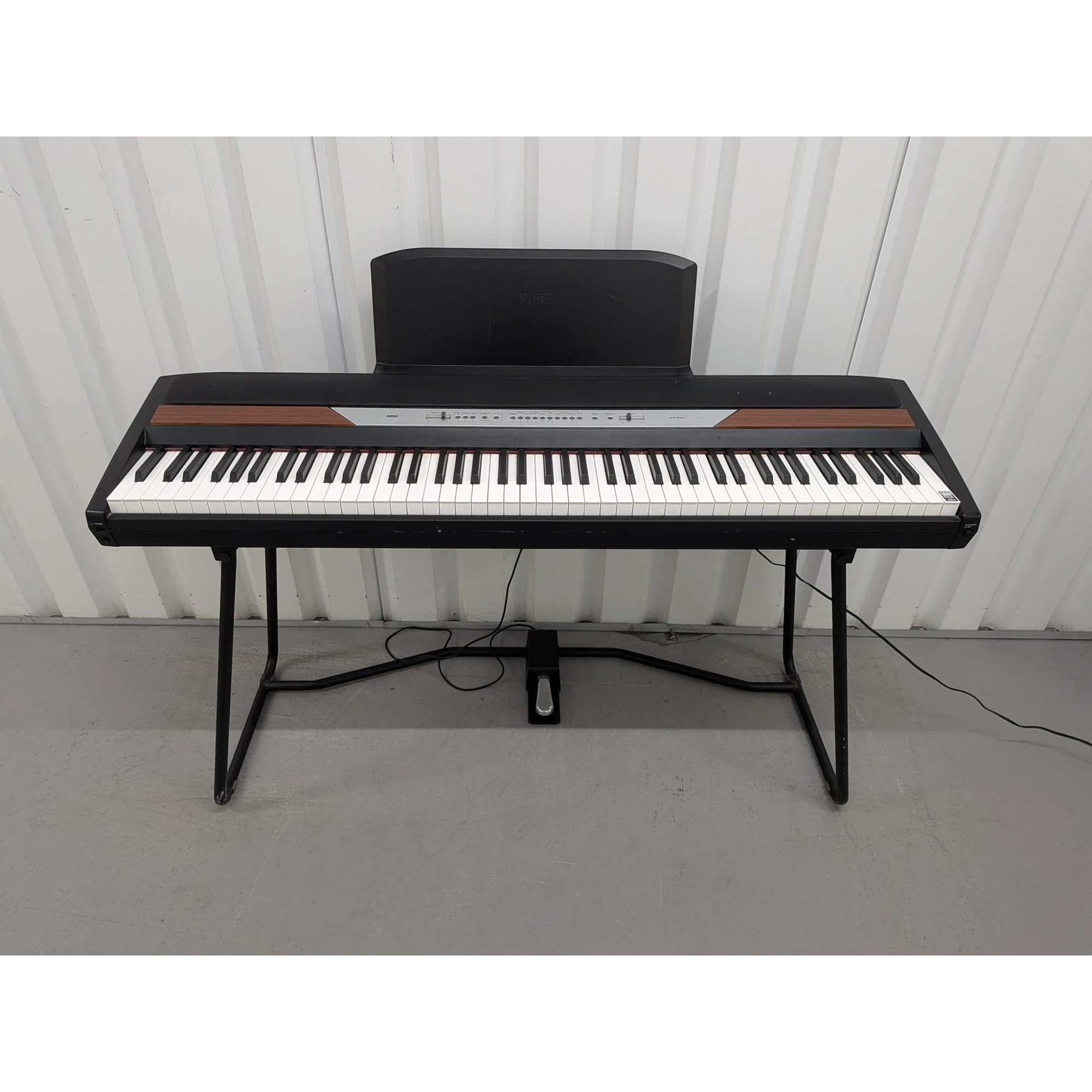Đàn piano điện Korg SP-250 màu đen với chân đứng và pedal tại TÂN NHẠC CỤ