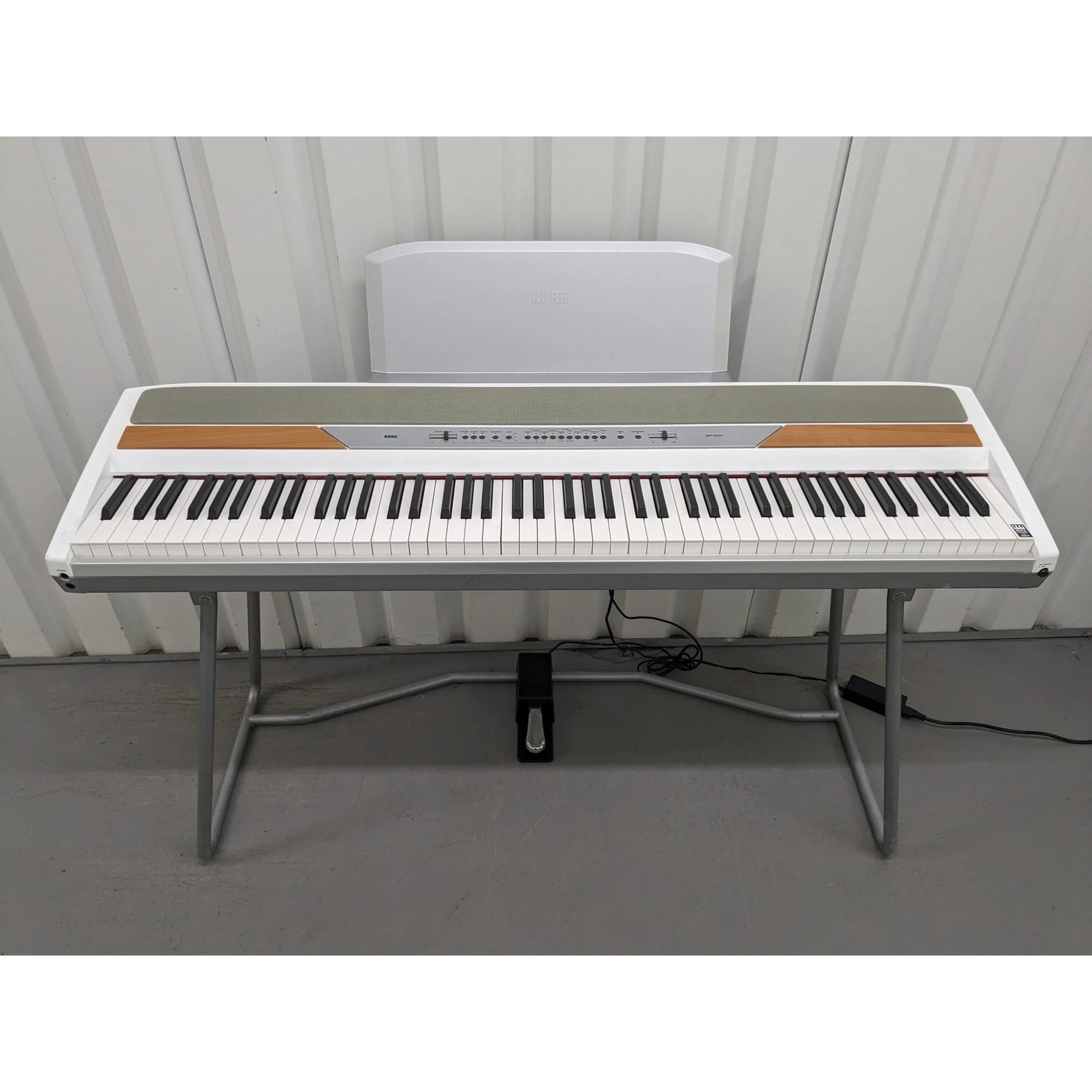 Đàn piano điện TÂN NHẠC CỤ Korg SP-250 màu trắng thiết kế gọn gàng kèm chân đứng và pedal damper