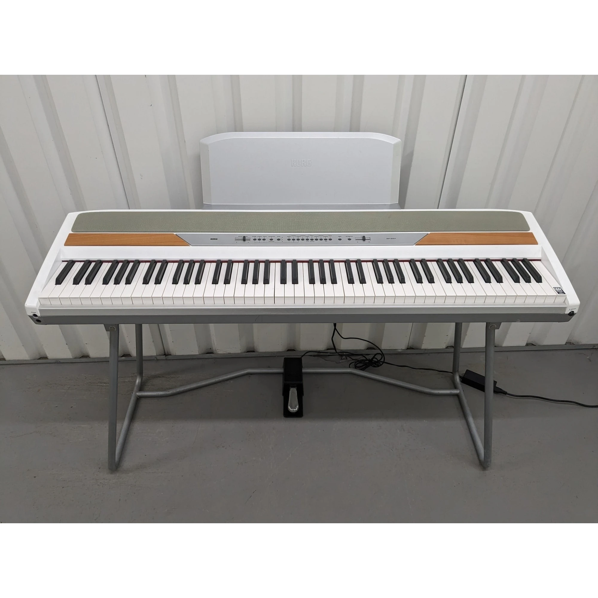 Đàn piano điện TÂN NHẠC CỤ Korg SP-250 màu trắng thiết kế gọn gàng kèm chân đứng và pedal damper